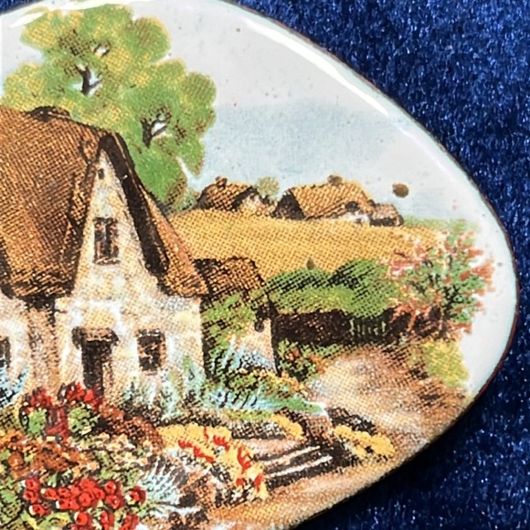 ☘️ Irish Garden & Cottage Thatched Roof Enameled Pin or Brooch  ☘️ - Picture 4 of 6